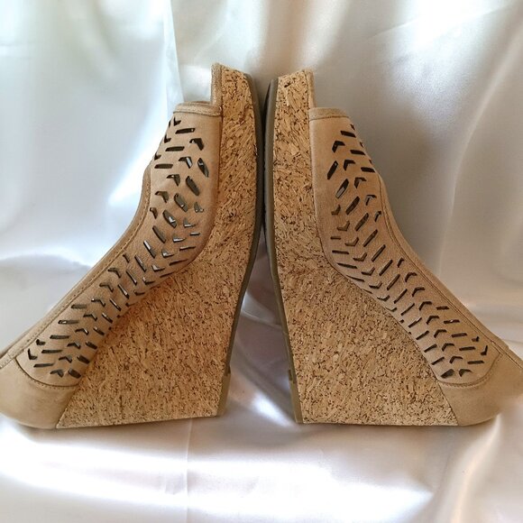 EUC 💥 ADRIENNE VITTADINI PEEP TOE LEATHER WEDGE PUMPS CORK 4" ~ SIZE 9.5 - Picture 4 of 8